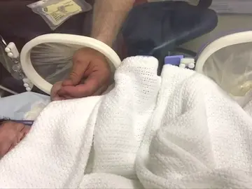 Excavan más de dos metros en una alcantarilla para rescatar a un bebé en Sudáfrica Excavan más de dos metros en una alcantarilla para rescatar a un bebé en Sudáfrica