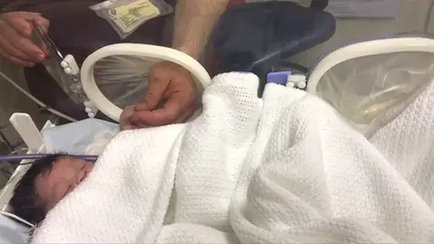 Excavan más de dos metros en una alcantarilla para rescatar a un bebé en Sudáfrica Excavan más de dos metros en una alcantarilla para rescatar a un bebé en Sudáfrica