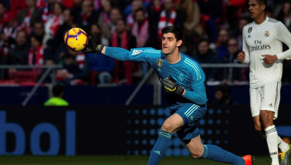 Thibaut Courtois saca con la mano en un partido