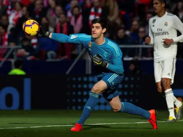 Thibaut Courtois saca con la mano en un partido Thibaut Courtois saca con la mano en un partido