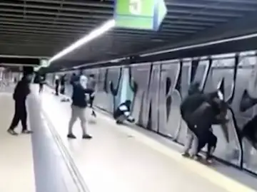 Detenidos 18 grafiteros tras asaltar y pintar los vagones de varios trenes del metro de Madrid Detenidos 18 grafiteros tras asaltar y pintar los vagones de varios trenes del metro de Madrid