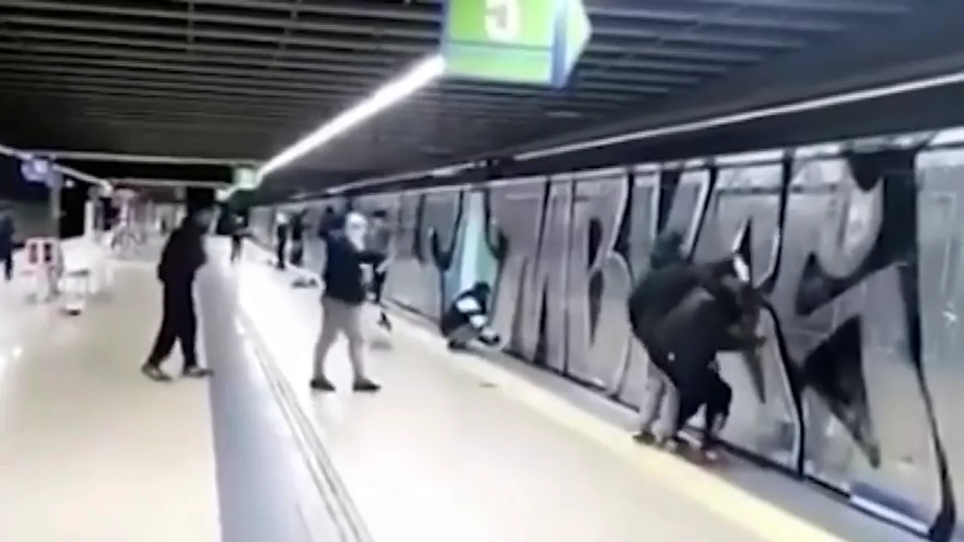 Detenidos 18 grafiteros tras asaltar y pintar los vagones de varios trenes del metro de Madrid Detenidos 18 grafiteros tras asaltar y pintar los vagones de varios trenes del metro de Madrid