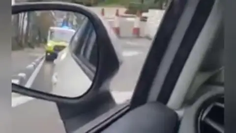 Las dificultades de una ambulancia para circular por el carril bici Las dificultades de una ambulancia para circular por el carril bici