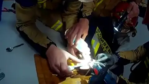Bomberos de Alcalá de Guadaíra auxilian a un menor que se había atrapado los dedos con una cerradura Bomberos de Alcalá de Guadaíra auxilian a un menor que se había atrapado los dedos con una cerradura