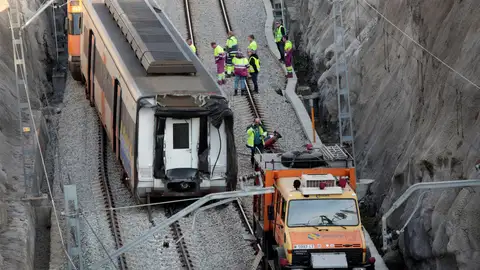 Técnicos de Renfe y de Adif proceden a la retirada de los vagones Técnicos de Renfe y de Adif proceden a la retirada de los vagones