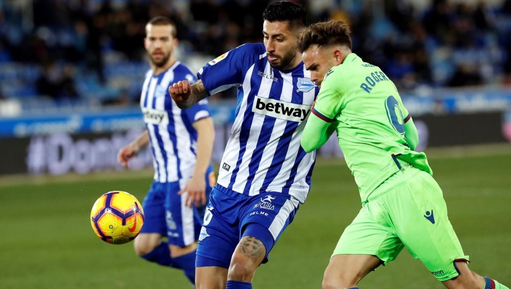 Roger Martí pelea un balón con Guillermo Maripan