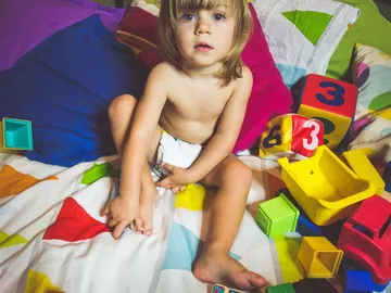 Niño con pañal Niño con pañal