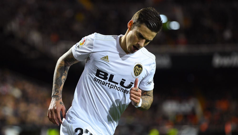 Santi Mina en un partido con el Valencia