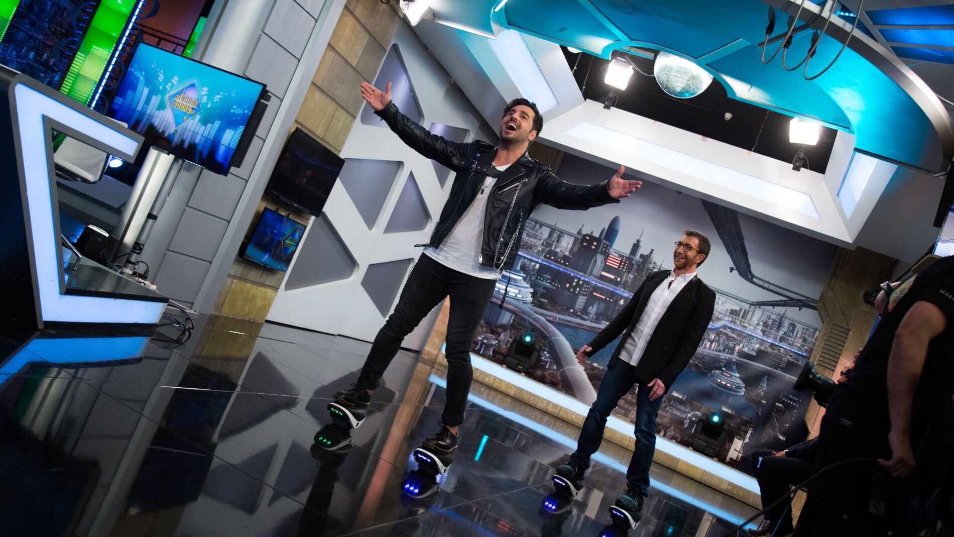 David Bustamante disfruta con el juguete cient&iacute;fico de Marron motorizando sus pies en 'El Hormiguero 3.0'