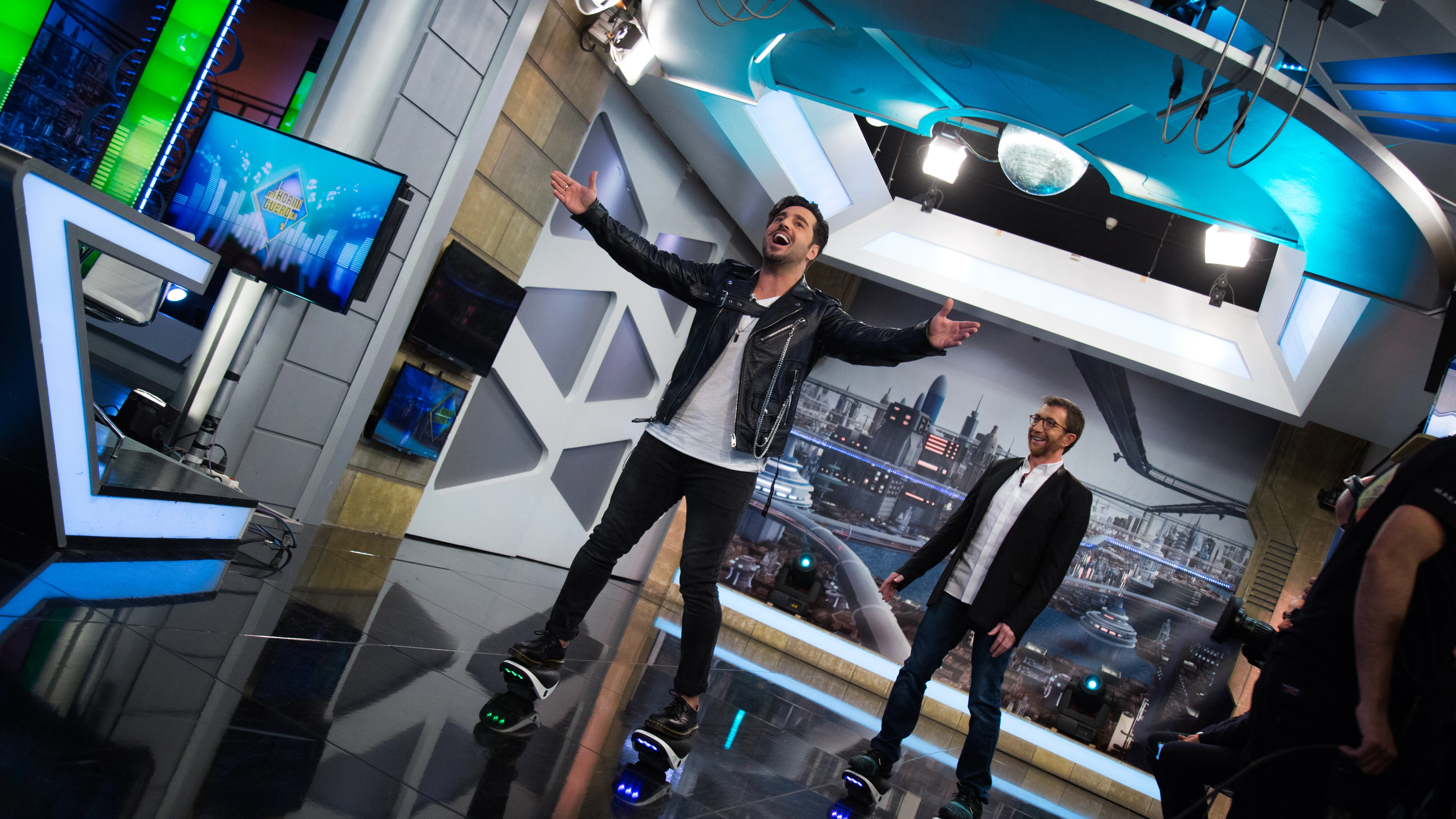 David Bustamante disfruta con el juguete científico de Marron motorizando sus pies en 'El Hormiguero 3.0' Vídeo - David Bustamante disfruta con el juguete científico de Marron motorizando sus pies en 'El Hormiguero 3.0'