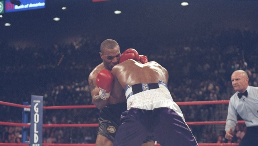 Mike Tyson muerde la oreja a Holyfield