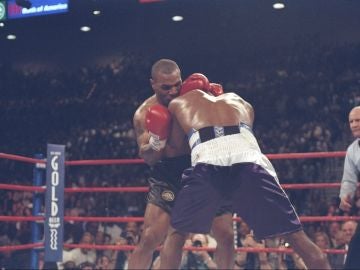 Mike Tyson muerde la oreja a Holyfield