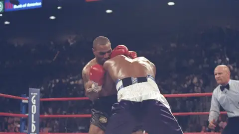 Mike Tyson muerde la oreja a Holyfield Mike Tyson muerde la oreja a Holyfield