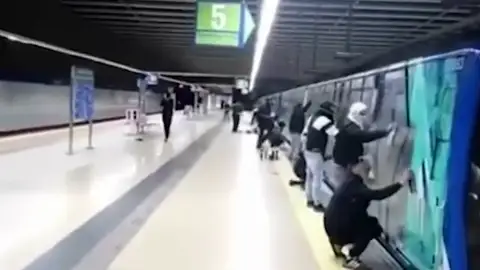 Grafiteros en el metro de Madrid (Archivo) Grafiteros en el metro de Madrid (Archivo)