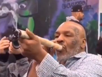 Mike Tyson, fumándose un porro gigante