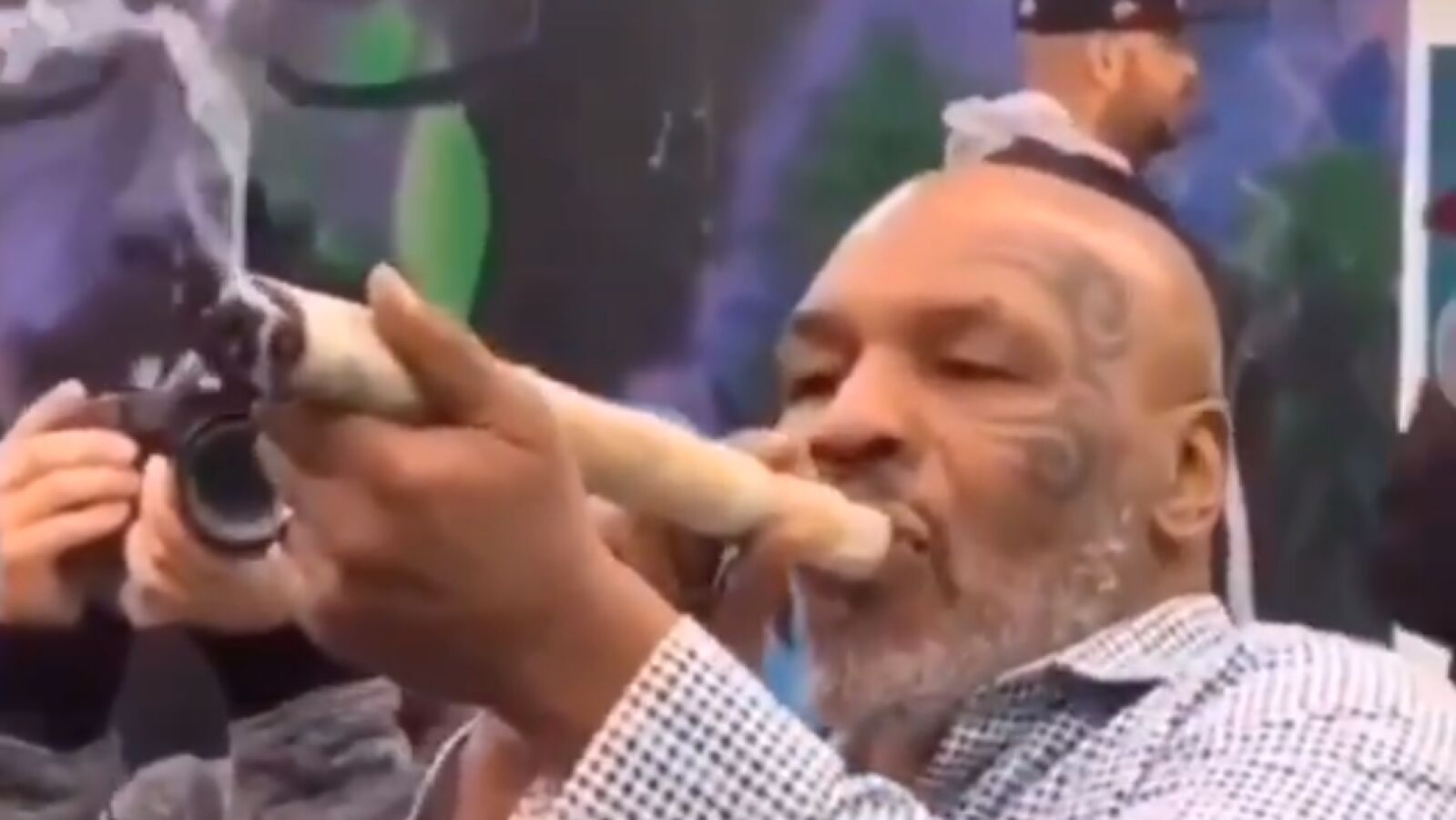 Mike Tyson se fuma un porro gigante: 
