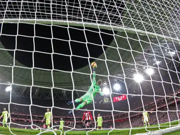 La gran parada de Ter Stegen en San Mamés La gran parada de Ter Stegen en San Mamés