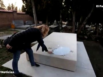Profanan las tumbas de Pablo Iglesias, la Pasionaria y el monumento a las Trece Rosas con pintadas vandálicas