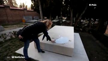 Profanan las tumbas de Pablo Iglesias, la Pasionaria y el monumento a las Trece Rosas con pintadas vandálicas