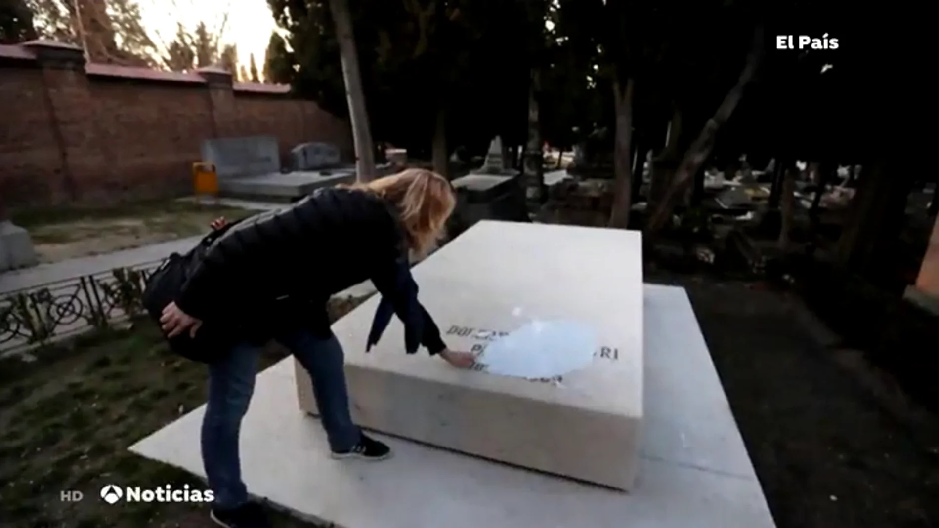 Profanan las tumbas de Pablo Iglesias, la Pasionaria y el monumento a las Trece Rosas con pintadas vandálicas Profanan las tumbas de Pablo Iglesias, la Pasionaria y el monumento a las Trece Rosas con pintadas vandálicas