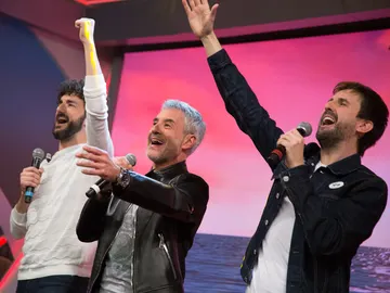 Sergio Dalma sorprende a Miki Esparbé y Julián López con 'Bailar pegados' en 'El Hormiguero 3.0' Sergio Dalma sorprende a Miki Esparbé y Julián López con 'Bailar pegados' en 'El Hormiguero 3.0'