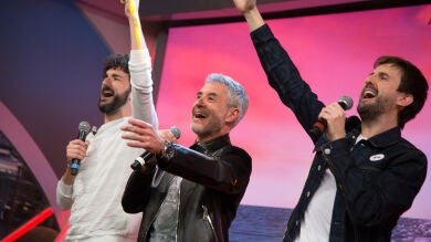 Sergio Dalma sorprende a Miki Esparbé y Julián López con 'Bailar pegados' en 'El Hormiguero 3.0' 