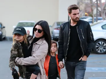 Kourtney Kardashian y Scott Disick junto a sus hijos Kourtney Kardashian y Scott Disick junto a sus hijos