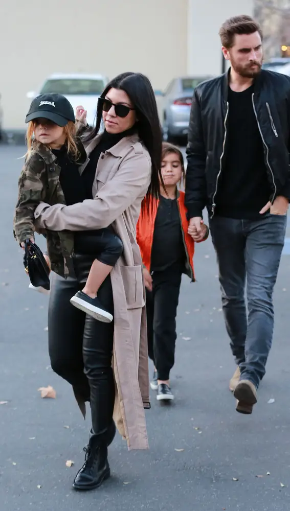 Kourtney Kardashian y Scott Disick junto a sus hijos