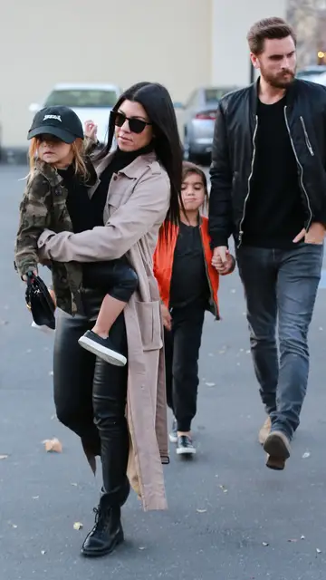 Kourtney Kardashian y Scott Disick junto a sus hijos Kourtney Kardashian y Scott Disick junto a sus hijos