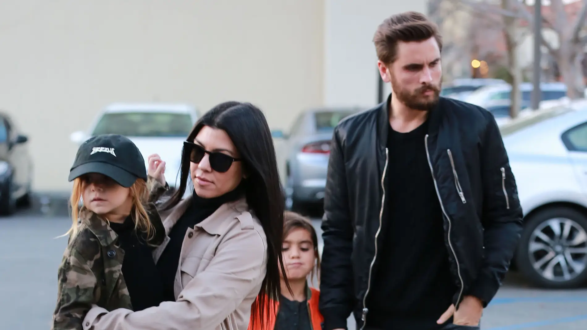 Kourtney Kardashian y Scott Disick junto a sus hijos