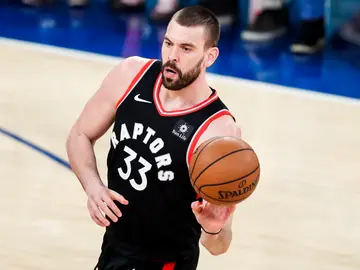 Marc Gasol lleva el balón en un partido con los Raptors Marc Gasol lleva el balón en un partido con los Raptors