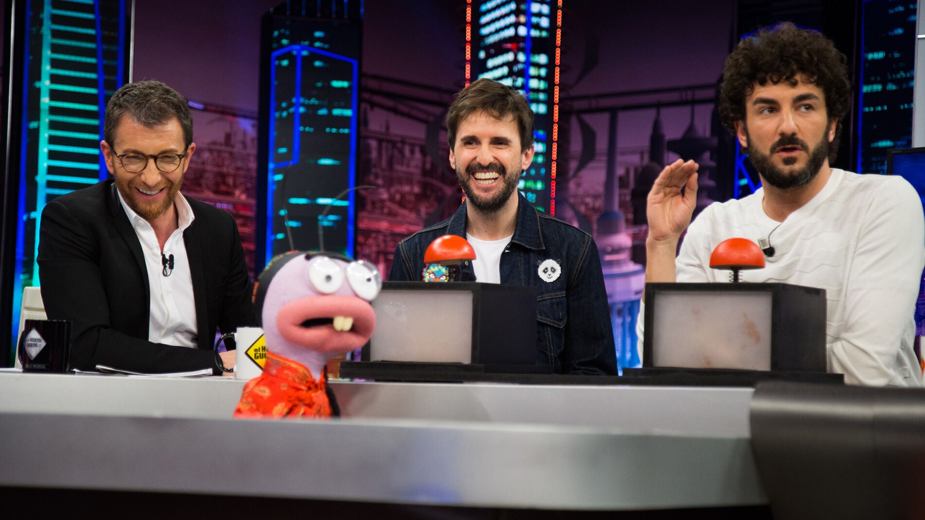 Trancas y Barrancas sorprenden a Juli&aacute;n L&oacute;pez y Miki Esparb&eacute; con los &eacute;xitos internacionales cantados en chino