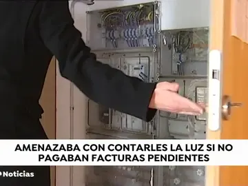 Detienen a un hombre que estafó más de 12.000 euros haciéndose pasar por empleado de una compañía eléctrica Detienen a un hombre que estafó más de 12.000 euros haciéndose pasar por empleado de una compañía eléctrica