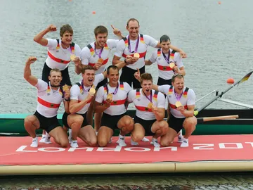 Maximilian Reinelt, agachado en el centro de la imagen Maximilian Reinelt, agachado en el centro de la imagen