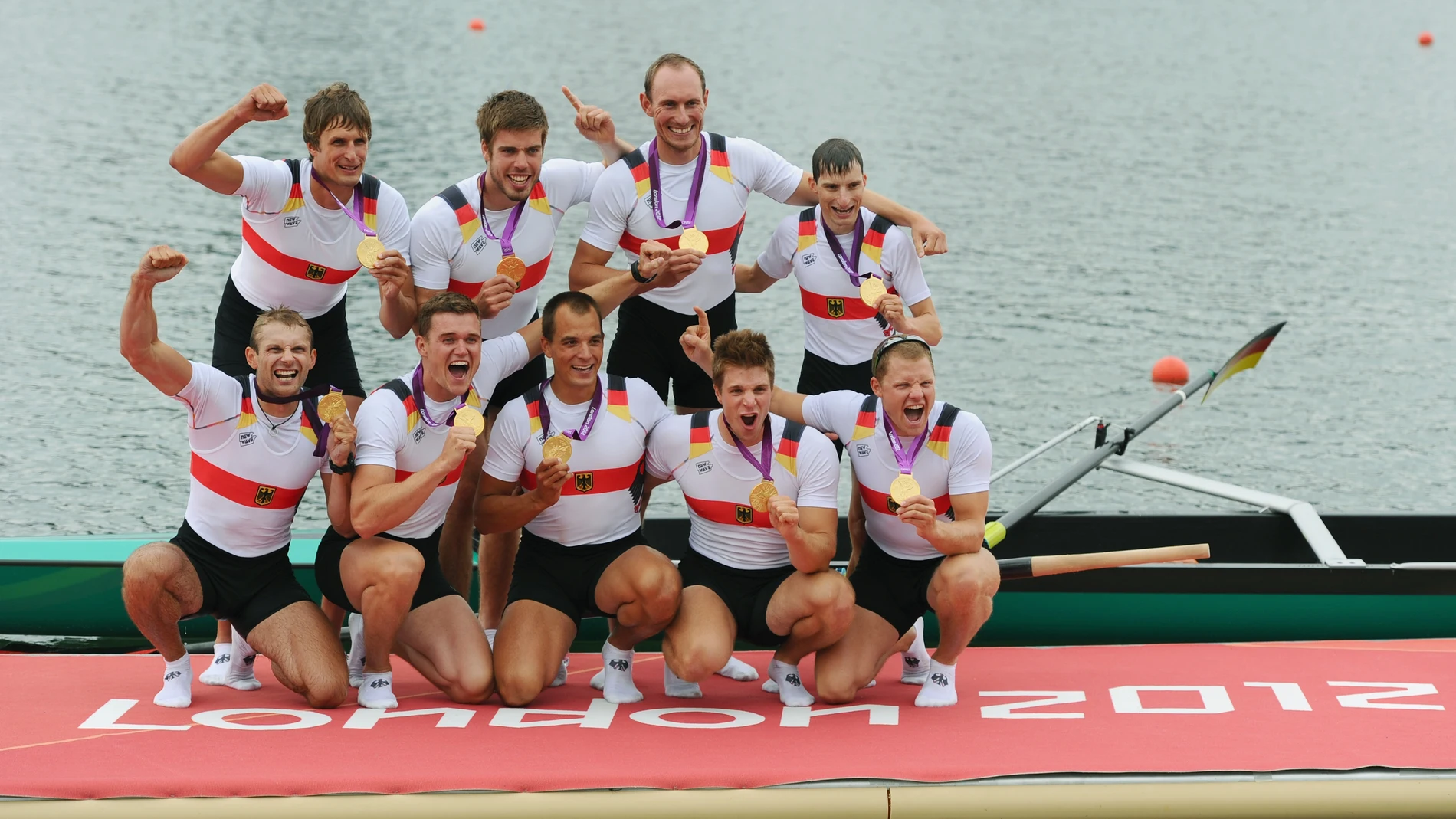 Maximilian Reinelt, agachado en el centro de la imagen Maximilian Reinelt, agachado en el centro de la imagen