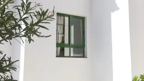Una niña de tres años, en estado crítico tras caer de un edificio en la localidad tinerfeña de Santiago del Teide Una niña de tres años, en estado crítico tras caer de un edificio en la localidad tinerfeña de Santiago del Teide