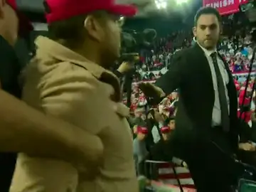 Un partidario de Trump atacan a un cámara de la BBC mientras grababa un mitin Un partidario de Trump atacan a un cámara de la BBC mientras grababa un mitin