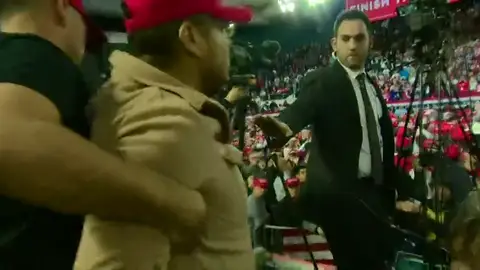 Un partidario de Trump atacan a un cámara de la BBC mientras grababa un mitin Un partidario de Trump atacan a un cámara de la BBC mientras grababa un mitin
