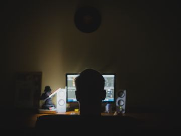 Un hombre delante de un ordenador