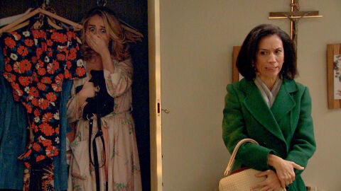 Manolita irrumpe con ira en la intimidad de Amelia y Luisita