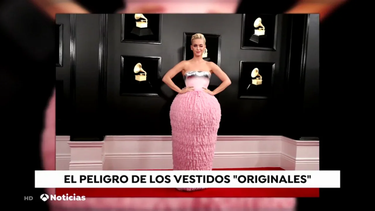 El 'original' vestido de Katy Perry en los Grammy inunda de memes las redes  sociales: desde un lavadero de coches hasta un jamón