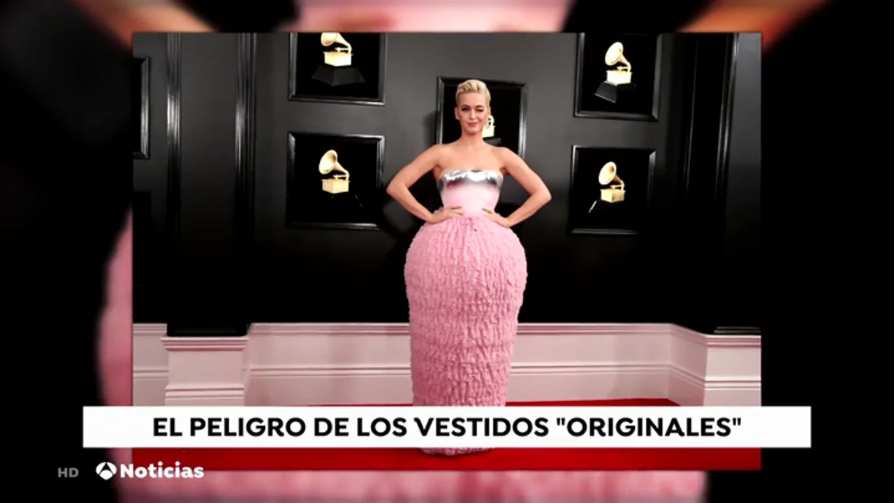 El 'original' vestido de Katy Perry en los Grammy inunda de memes las redes sociales: desde un lavadero de coches hasta un jamón El 'original' vestido de Katy Perry en los Grammy inunda de memes las redes sociales: desde un lavadero de coches hasta un jamón