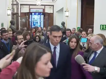Sánchez acusa a la derecha y al independentismo de "vivir mejor en la confrontación" por rechazar los PGE Sánchez acusa a la derecha y al independentismo de "vivir mejor en la confrontación" por rechazar los PGE