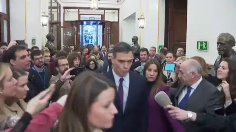 Sánchez acusa a la derecha y al independentismo de "vivir mejor en la confrontación" por rechazar los PGE Sánchez acusa a la derecha y al independentismo de "vivir mejor en la confrontación" por rechazar los PGE