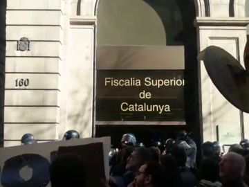 Cantando: "No es un juicio, es una farsa", protestan los independentistas en Cataluña Cantando: "No es un juicio, es una farsa", protestan los independentistas en Cataluña