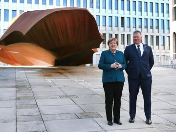 La canciller alemana, Angela Merkel, junto al jefe de los servicios secretos alemanes (BND), Bruno Kahl, durante la inauguraci&oacute;n de la nueva sede de los BND en Berl&iacute;n, Alemania