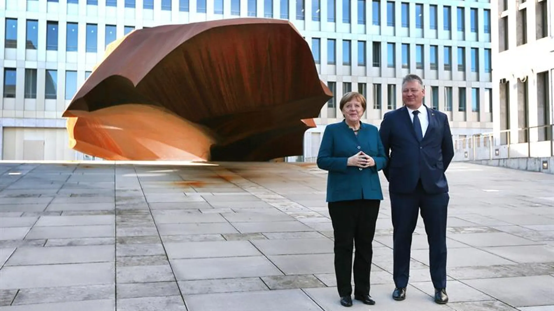 La canciller alemana, Angela Merkel, junto al jefe de los servicios secretos alemanes (BND), Bruno Kahl, durante la inauguración de la nueva sede de los BND en Berlín, Alemania La canciller alemana, Angela Merkel, junto al jefe de los servicios secretos alemanes (BND), Bruno Kahl, durante la inauguración de la nueva sede de los BND en Berlín, Alemania