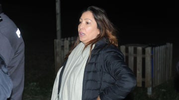 María Bravo llega al lugar donde se encuentra su chiringuito en pleno incendio