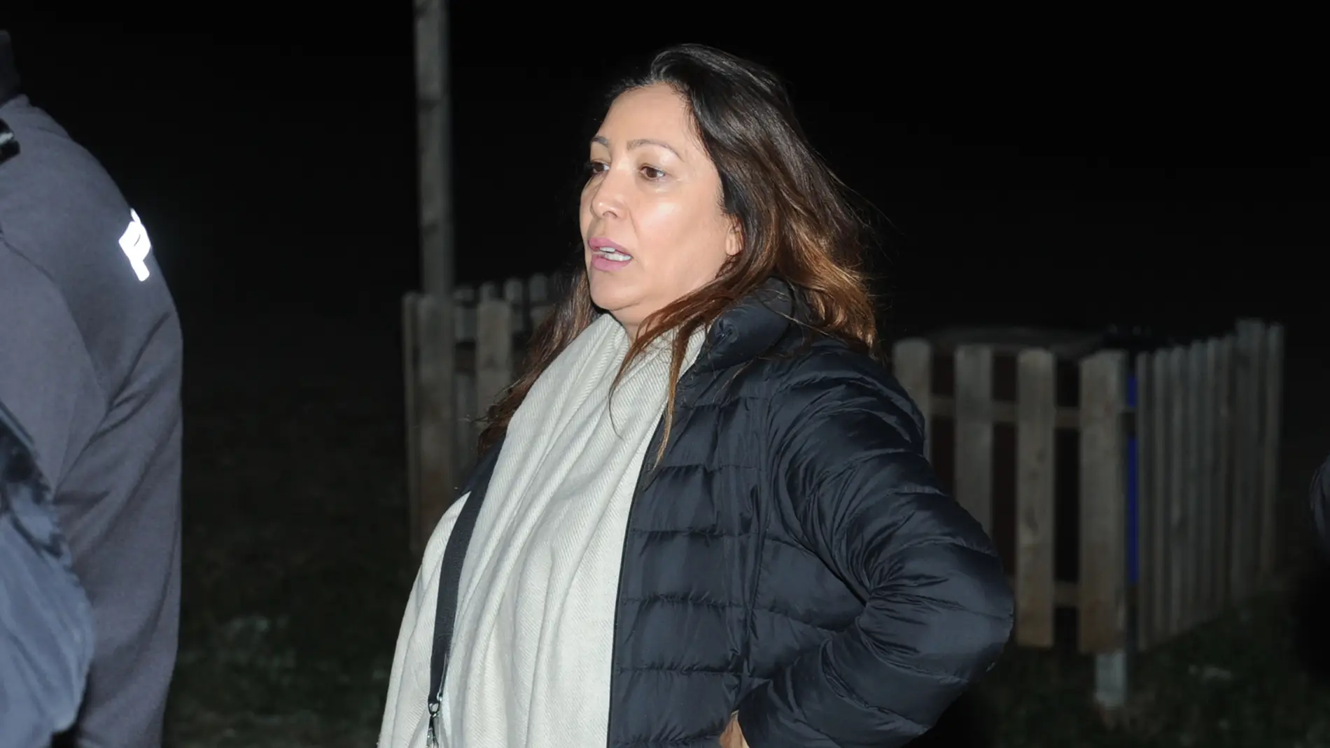 María Bravo llega al lugar donde se encuentra su chiringuito en pleno incendio