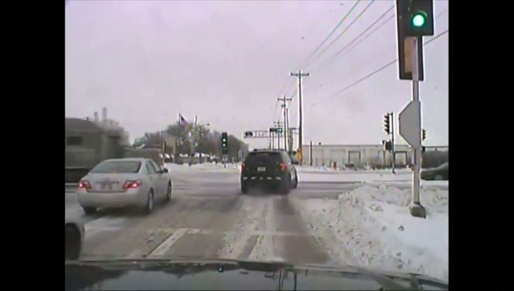 Un coche es arrollado por un camión al saltarse el semáforo en rojo